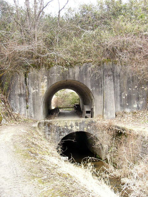 用水路と農道の二階建てトンネル