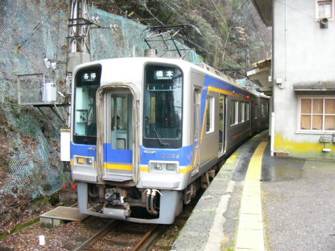 極楽橋　発車前の南海電鉄２０４４