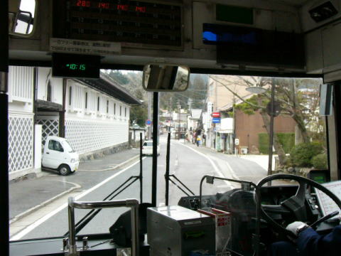 バスで高野山の市街地へ入る