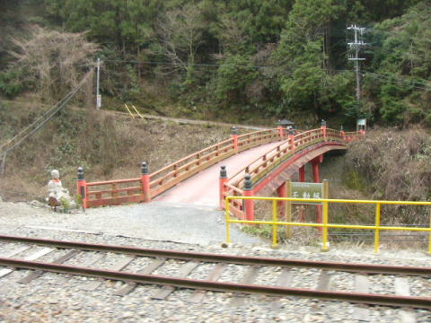 極楽橋駅の横にある「極楽橋」