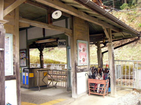 傘がいっぱい置いてあった上古沢駅