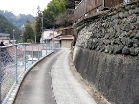 斜面の民家をすり抜けて続く線路跡