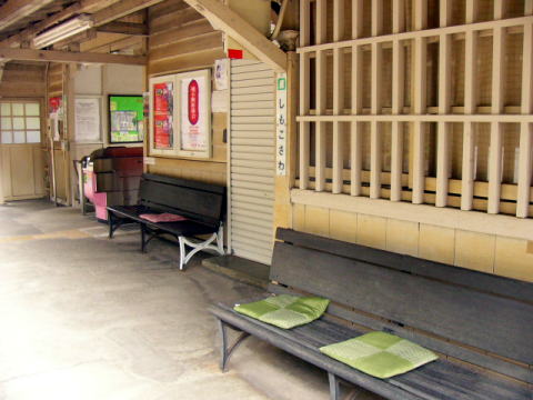 下古沢駅ベンチの座布団