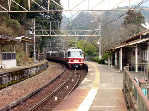 無人駅の南海高野線下古沢駅