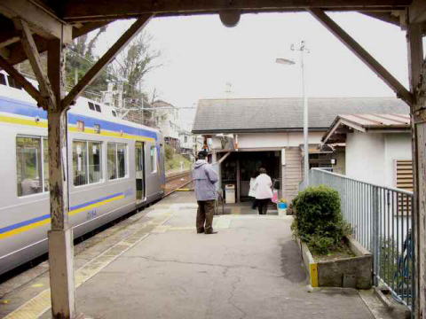 紀伊清水駅で対向列車待ち