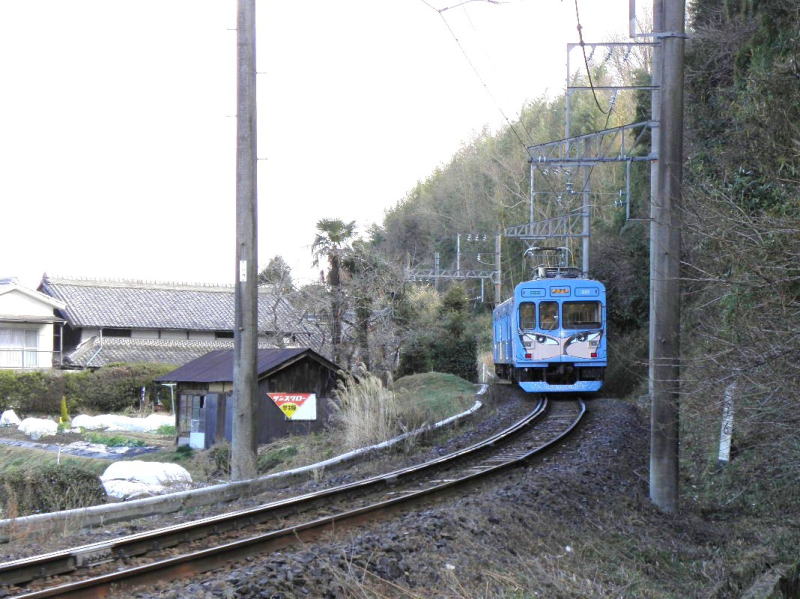 民家の裏庭をかすめて行く伊賀鉄道200系