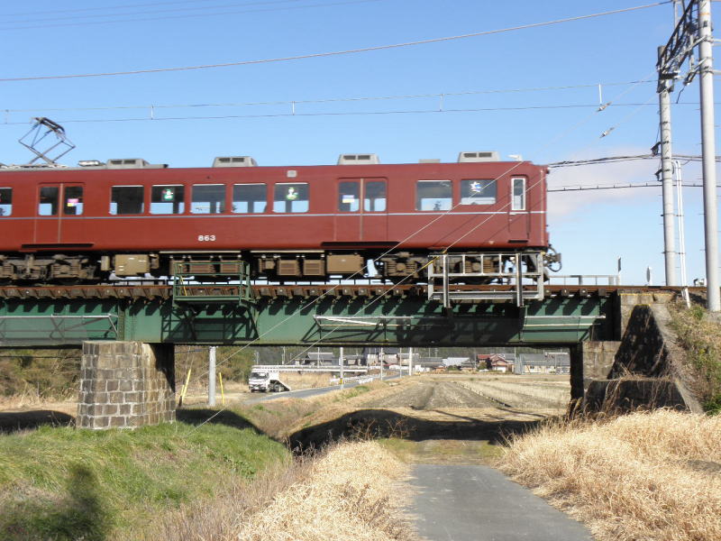 木津川鉄橋を渡る860系。