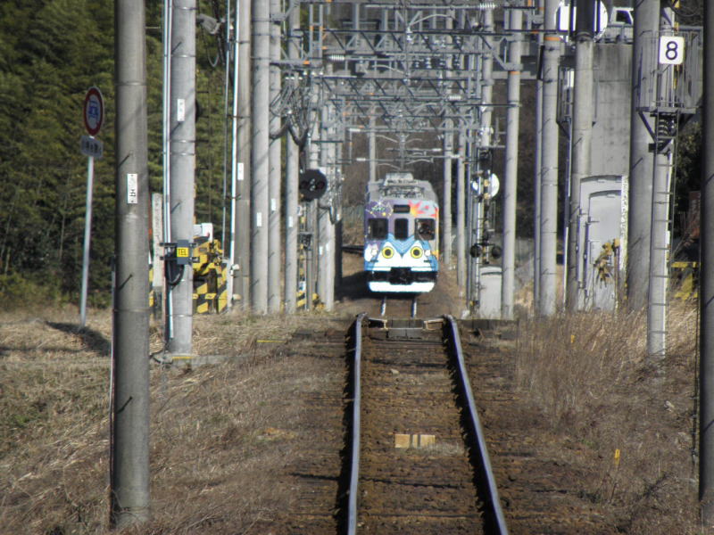 比土駅に接近してくる伊賀神戸行きの200系