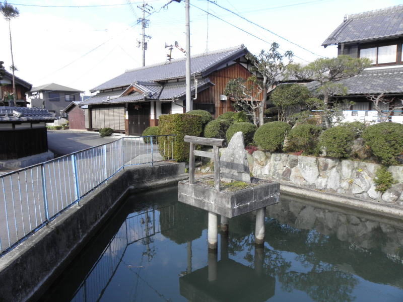 お社が池の真ん中に