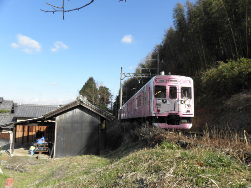 箱庭のような所を走る伊賀鉄道