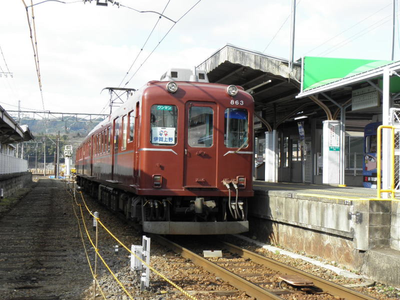 帰りがけの伊賀神戸駅にて。オリジナル塗装の860系。