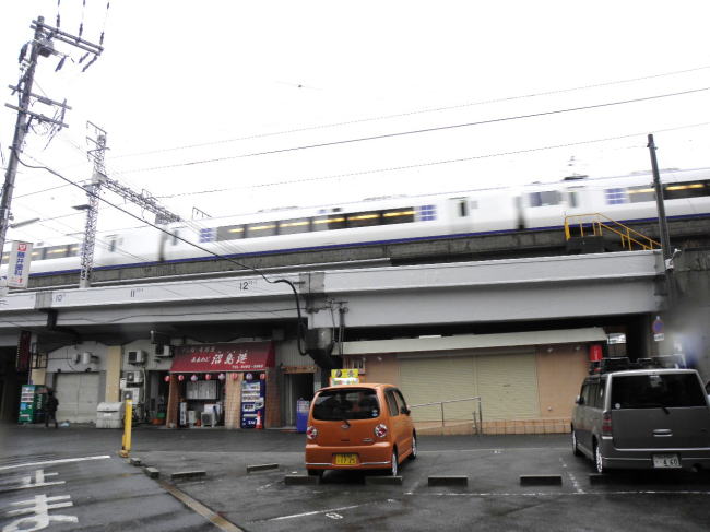 白いコンクリートのスロープ