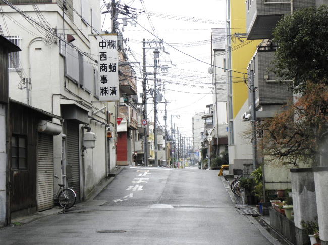 不自然に盛り上がった道路。踏み切り跡？