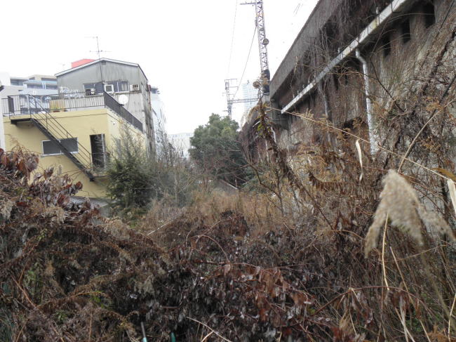 廃線跡にあるコンクリートの構造物