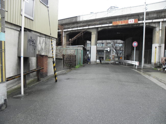 高架の横の廃線跡