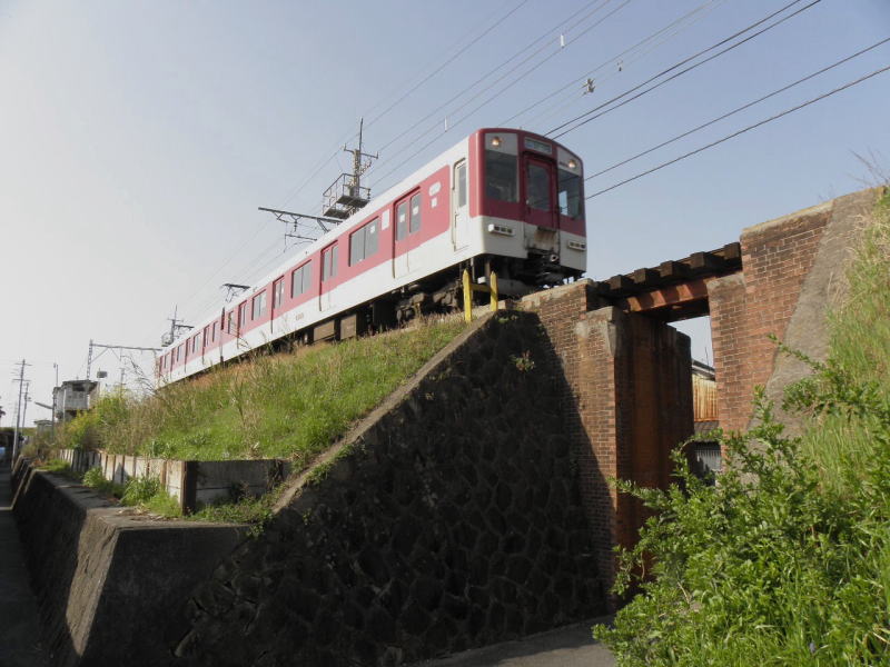 柏原よりにある小さなレンガの橋。