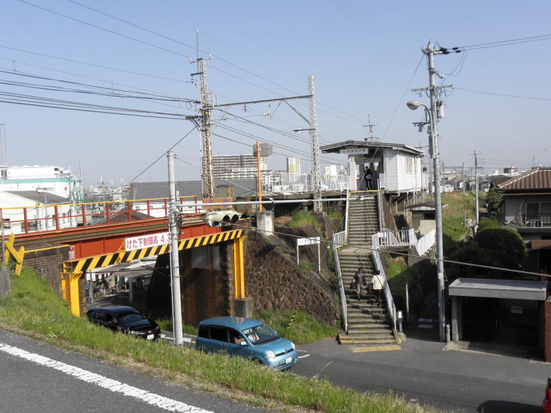 絶えず何人かの人が出入りする柏原南口駅