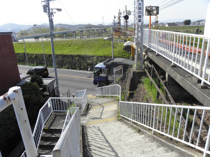 階段を登ると大和川がよく見える