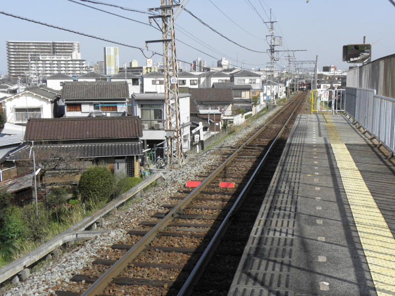 ホームに登ってＪＲ柏原方面を見る。