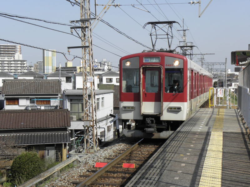 やってきた道明寺行の２両の電車
