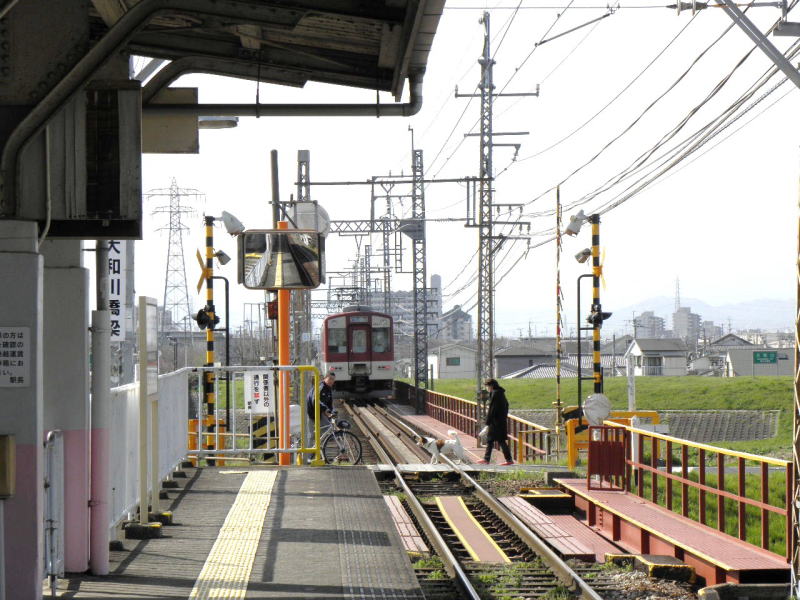 鉄橋を渡って道明寺へ向かう電車