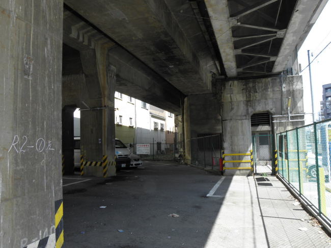 高架と廃線跡が交差する部分。高架下の斜めの通路。