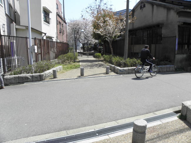 どんどんカーブする廃線跡