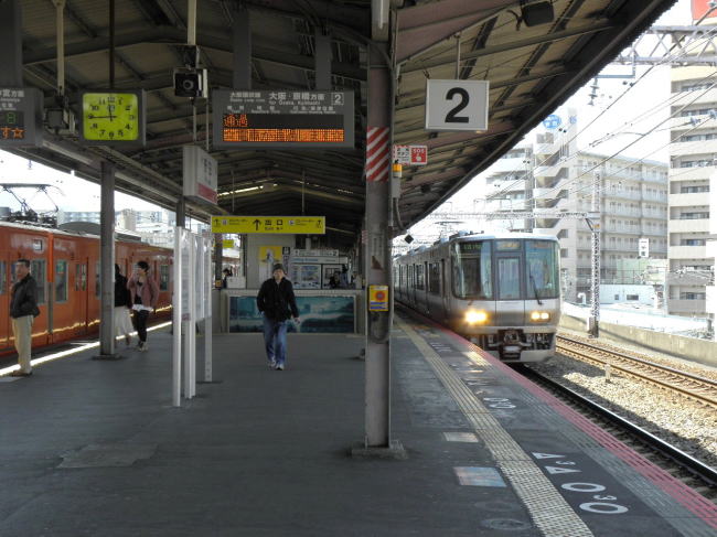 電車が行きかう野田駅。