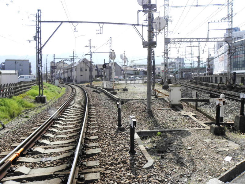 振り返って、信貴山口方面へ別れて行く線路。