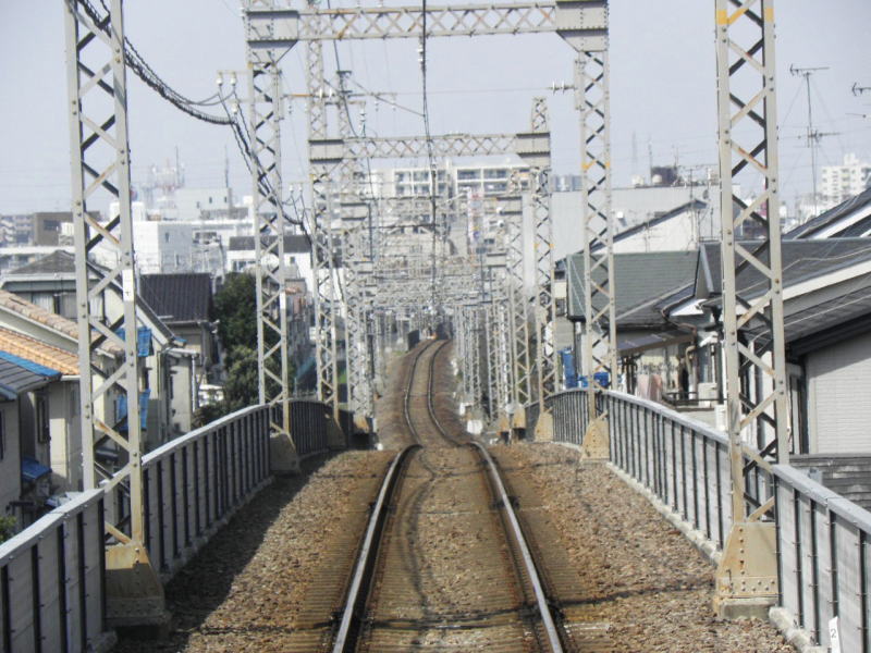 服部川駅に近づくと坂をのぼりはじめる。