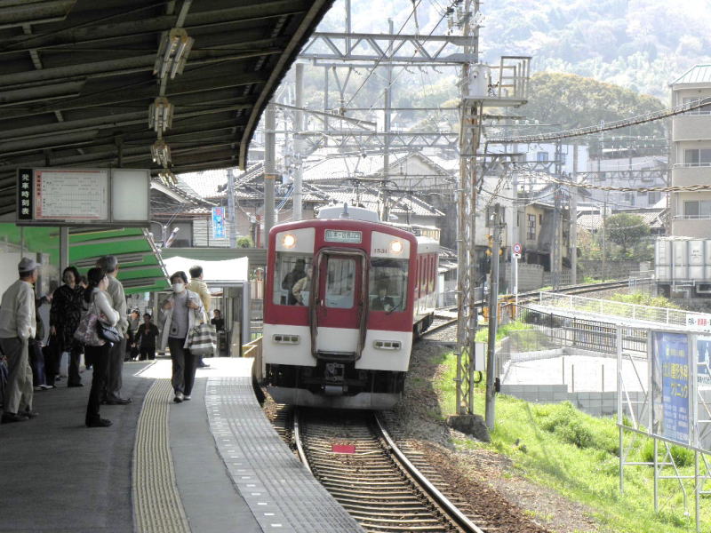 信貴山口から服部川へ降りて来た山本行き。