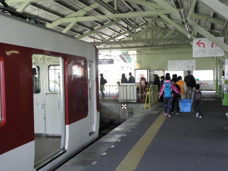 休日のデイタイムは信貴山への通過駅になる信貴山口駅