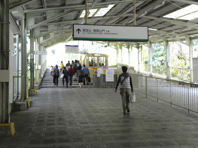 高安山行きのケーブルに乗る人たち