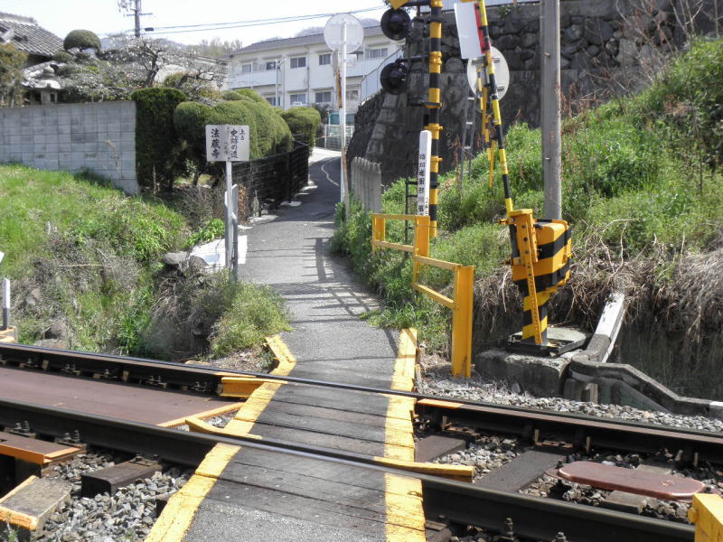 信貴山口駅手前の小さな踏切