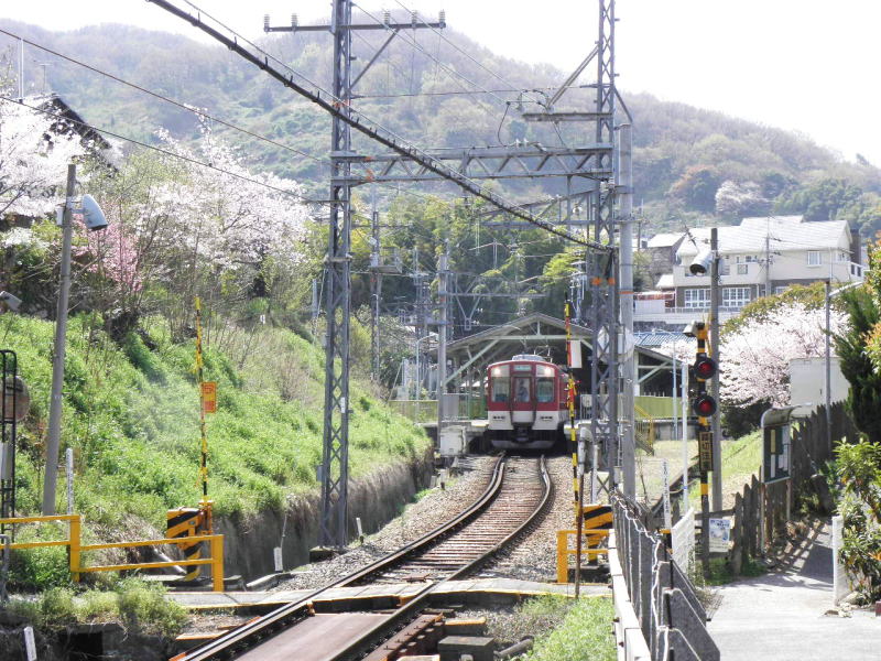 信貴山口駅に停車中の電車