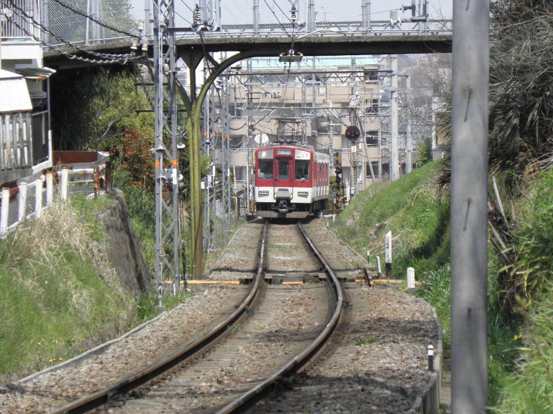 急坂を信貴山口へ向かって登って来る電車