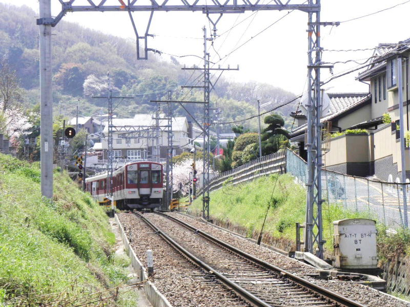 坂を登り終えて信貴山口駅構内に入って行く