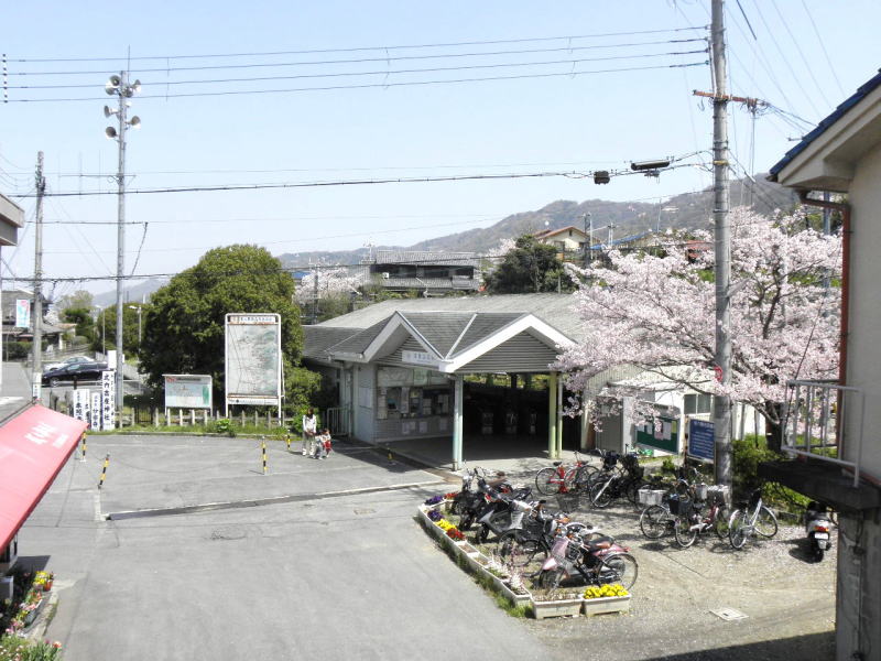 お客が通り過ぎて行った後は、また静かな休日の信貴山口駅