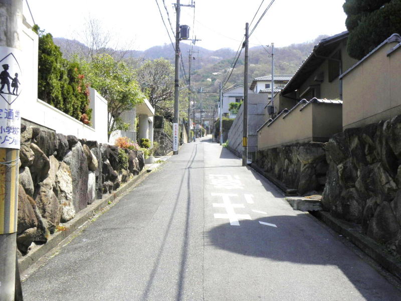 信貴山口駅周辺の斜面に発達した住宅地