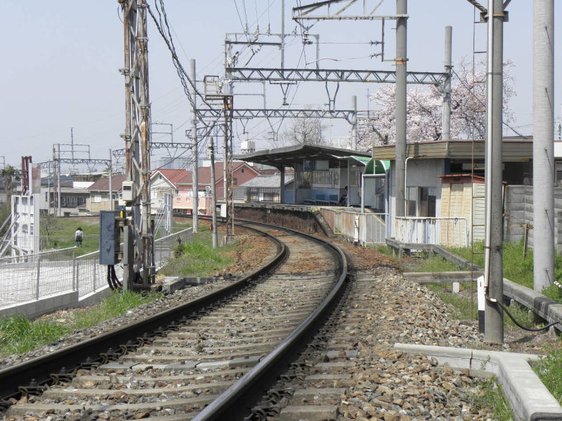 信貴山口方向から見た服部川駅