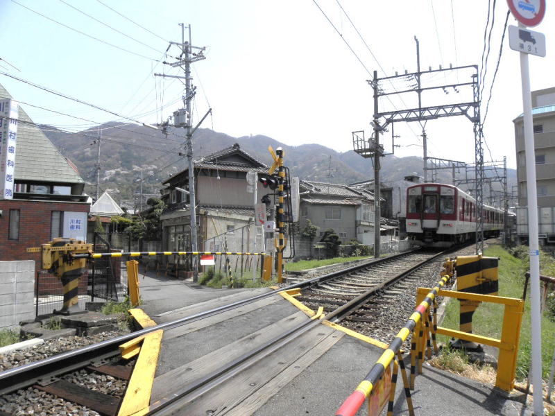 線路のカントの影響で車の底がつかえそうな踏切