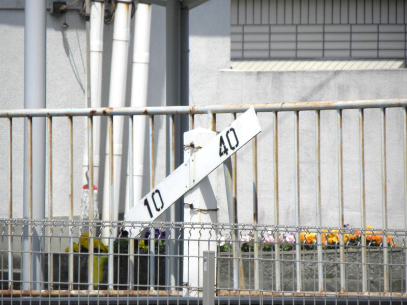 運転士からは見えない勾配標式。