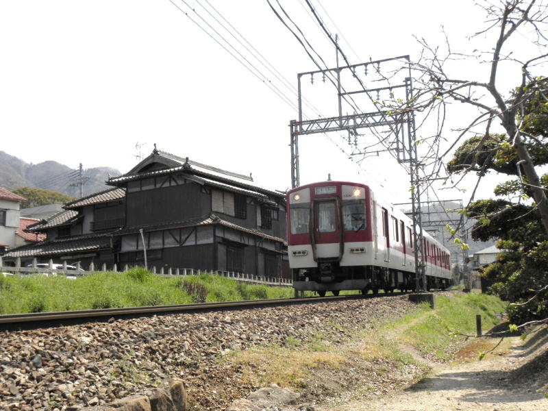 懐かしい犬走り風の通路がある線路