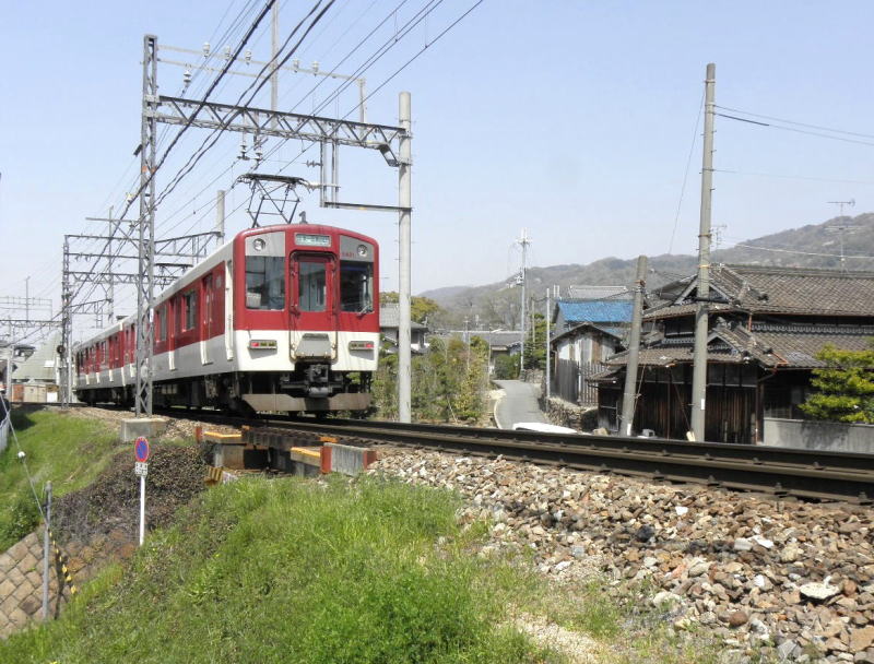 ブレーキをかけながら下って行く山本行き