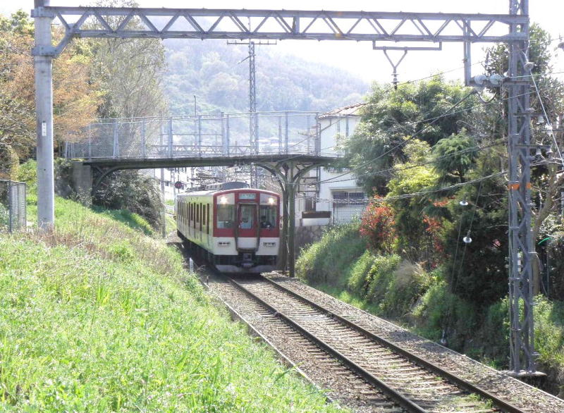信貴山口駅手前にある歩道橋