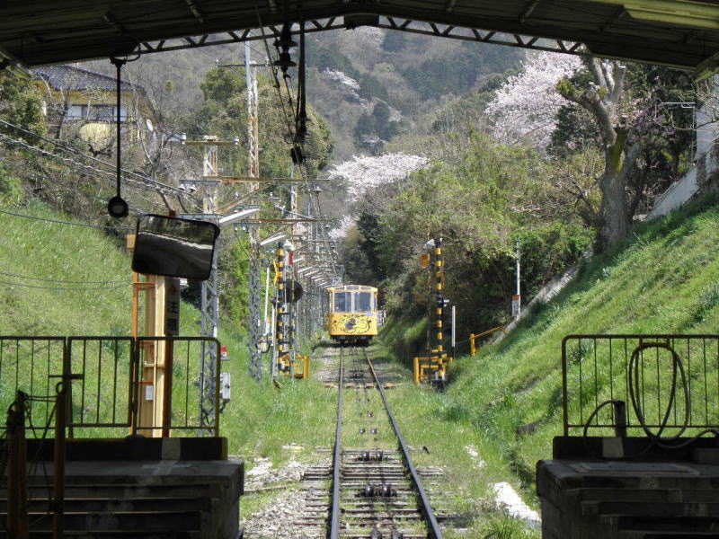 お客さんをほとんど全部乗せて高安山へ登って行くケーブルカー