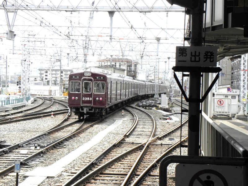 まっすぐ淡路駅を出て行く京都線の梅田行
