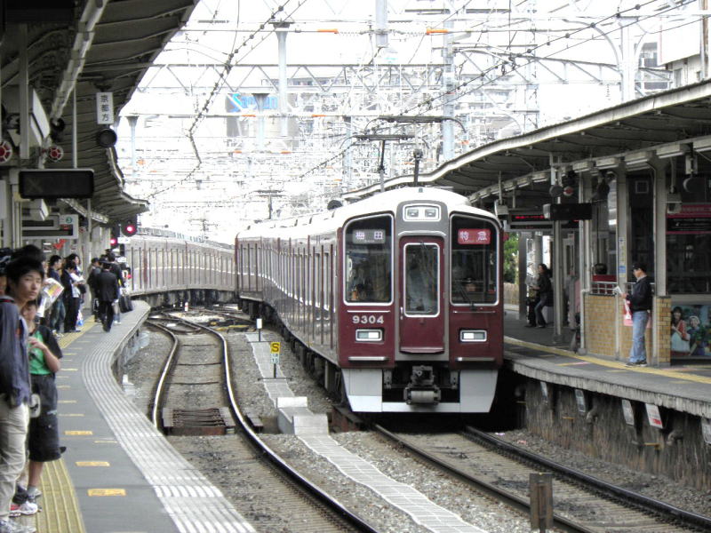 淡路駅4号線に入ってくる梅田行きの特急