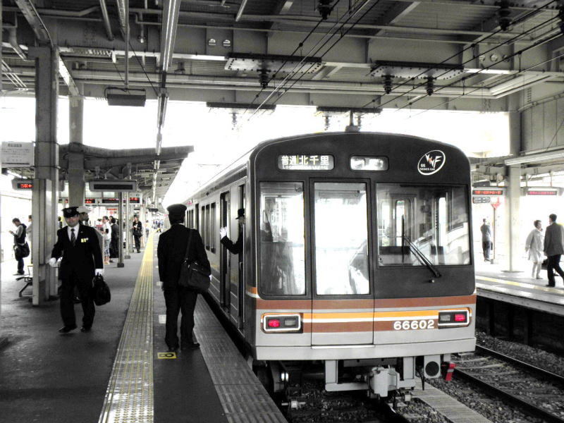 車掌が交替する淡路駅