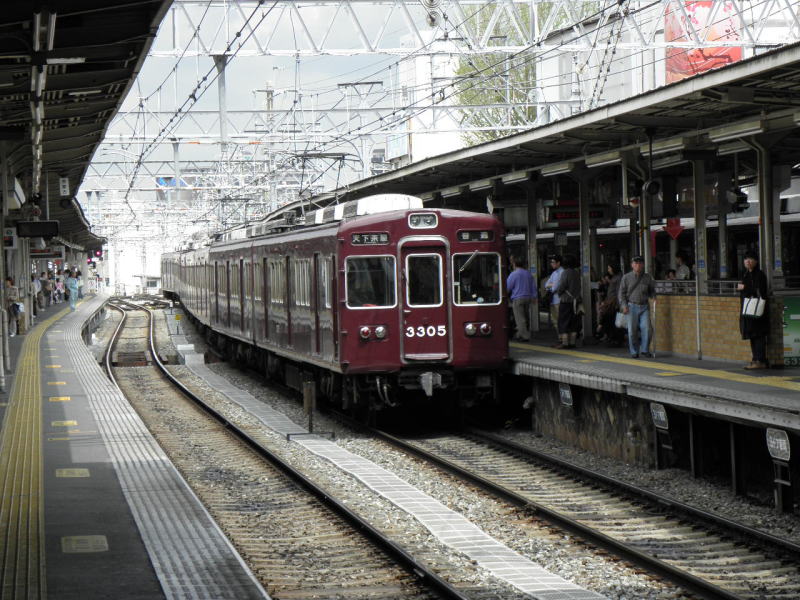 淡路駅の４号線に入ってきた天下茶屋行きの3300系。